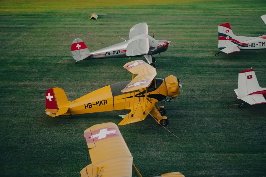 Doppeldecker auf einer Graspiste, von oben fotografiert